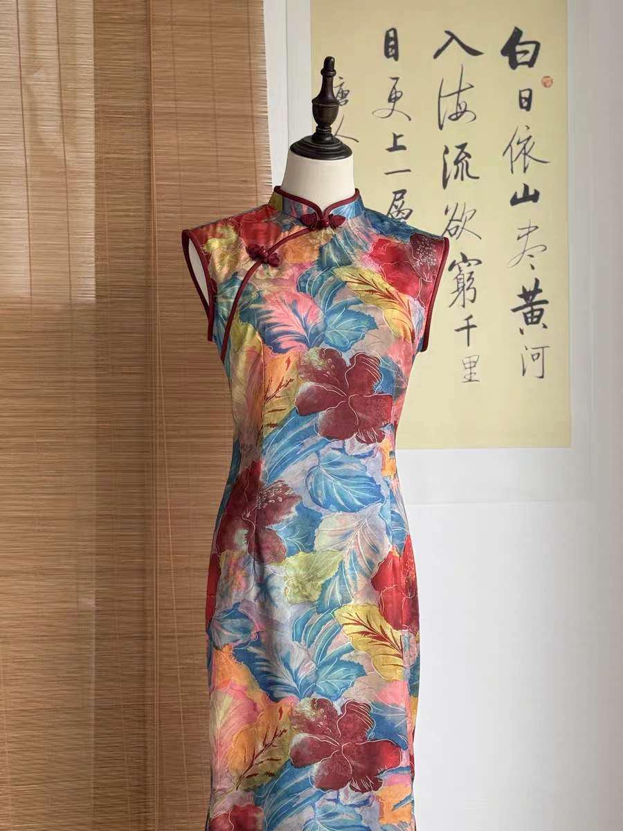 Atrevido Vestido Chino de Colores con Alegres Estampados,Summer Celebration Qipao, Energetic Oriental Dress ,Dopamine Style Cheongsam