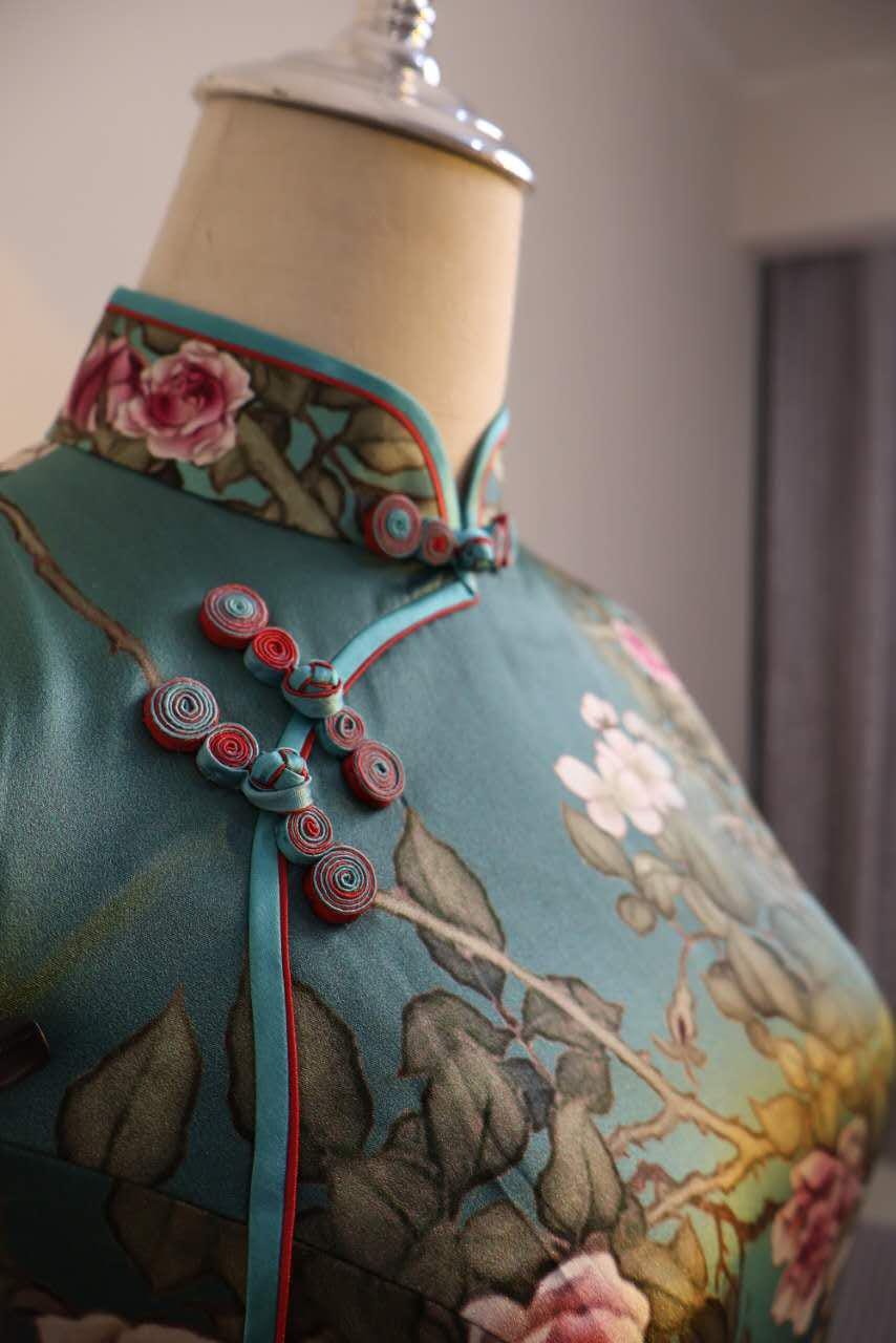 Elegante Vestido Cheongsam de Seda Lujo Verde, Vestido Chino Tradicional Floral para Ceremonia de Té, Regalo Perfecto para Ella