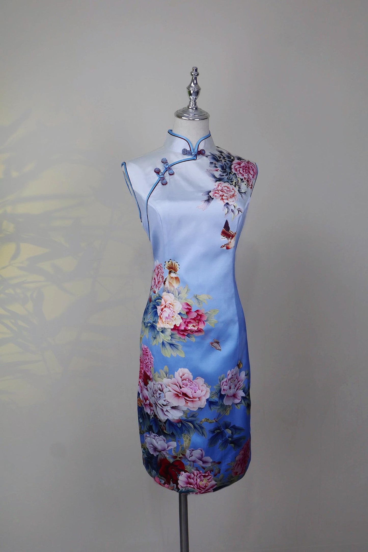 Cheongsam de Seda Exquisito con Arte Floral y Aves, Vestido Armonía Natural, Vestido Arte Sereno, Símbolo Único, Regalo Elegancia Poética