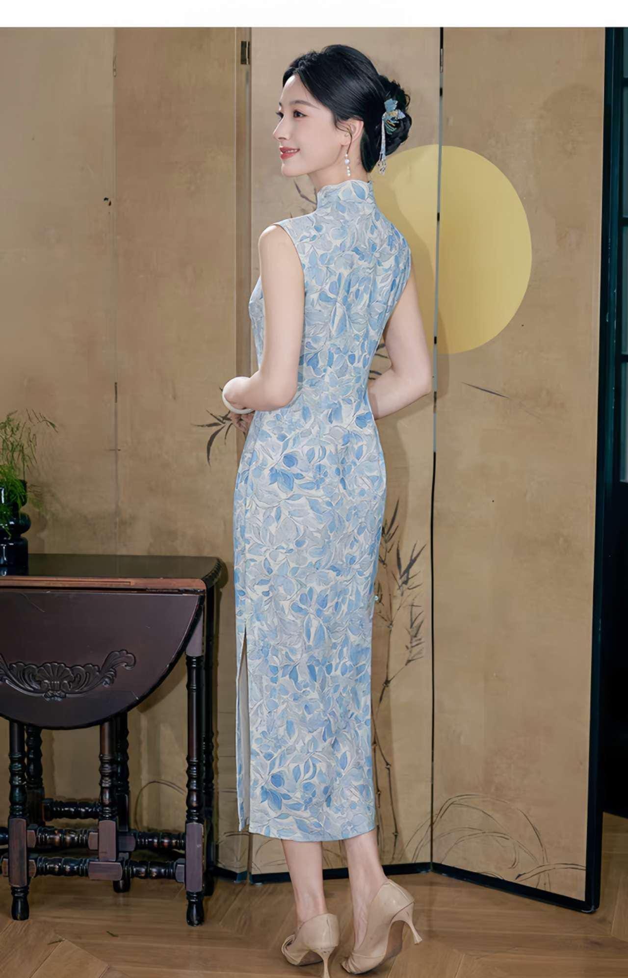 Vestido Qipao Floral – Cheongsam Azul Esperanza y Serenidad en Celeste– Qipao Simbólico con Flor de Campanilla – Regalo de Verano para Ella