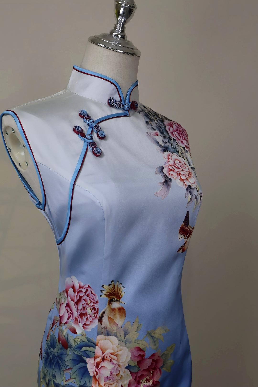 Cheongsam de Seda Exquisito con Arte Floral y Aves, Vestido Armonía Natural, Vestido Arte Sereno, Símbolo Único, Regalo Elegancia Poética