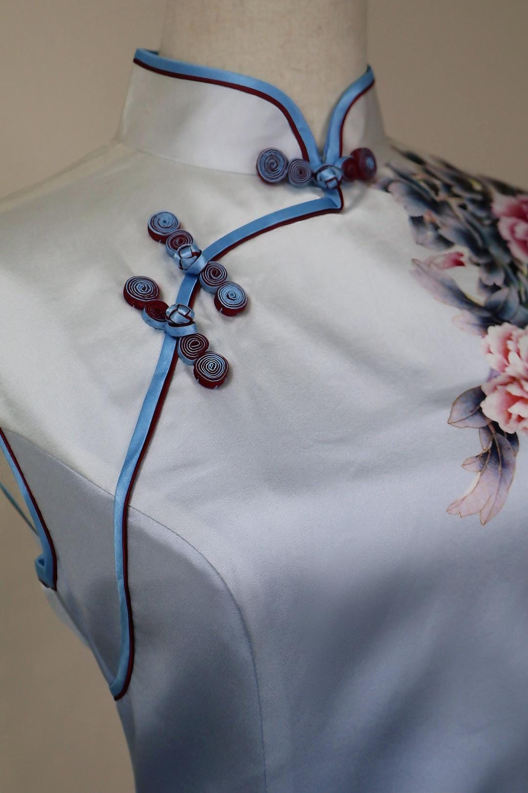 Cheongsam de Seda Exquisito con Arte Floral y Aves, Vestido Armonía Natural, Vestido Arte Sereno, Símbolo Único, Regalo Elegancia Poética
