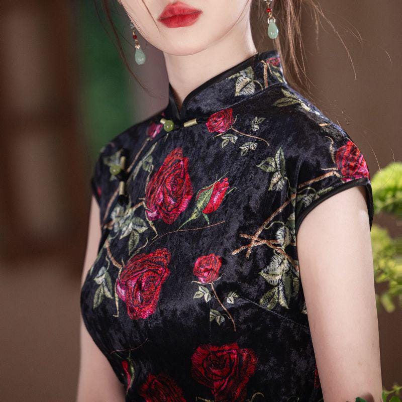 Elegante Vestido Qipao de Terciopelo Negro,Cheongsam Bordado Floral para Fiesta, Boda y Noche,ideal regalo para pareja