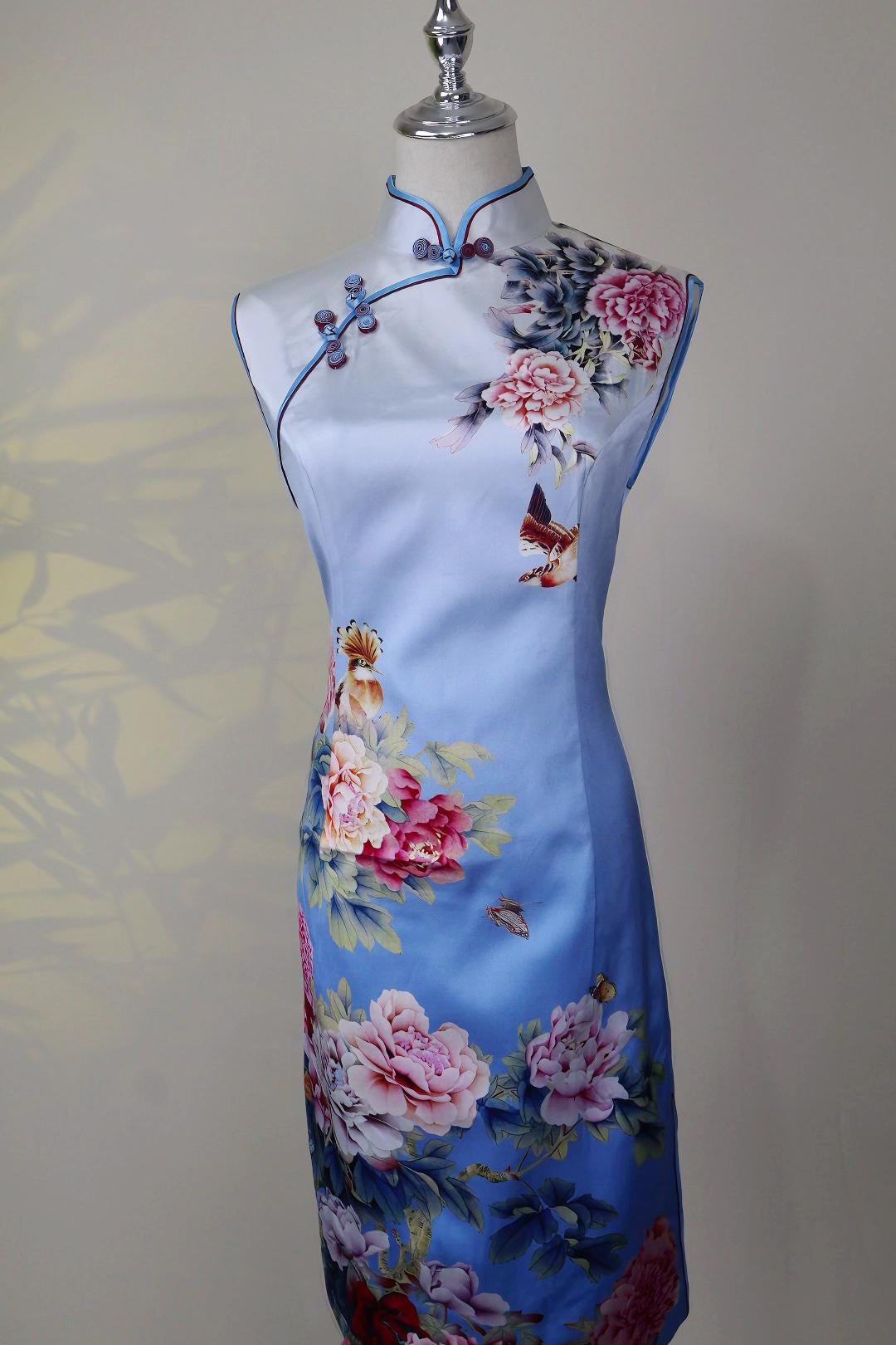 Cheongsam de Seda Exquisito con Arte Floral y Aves, Vestido Armonía Natural, Vestido Arte Sereno, Símbolo Único, Regalo Elegancia Poética