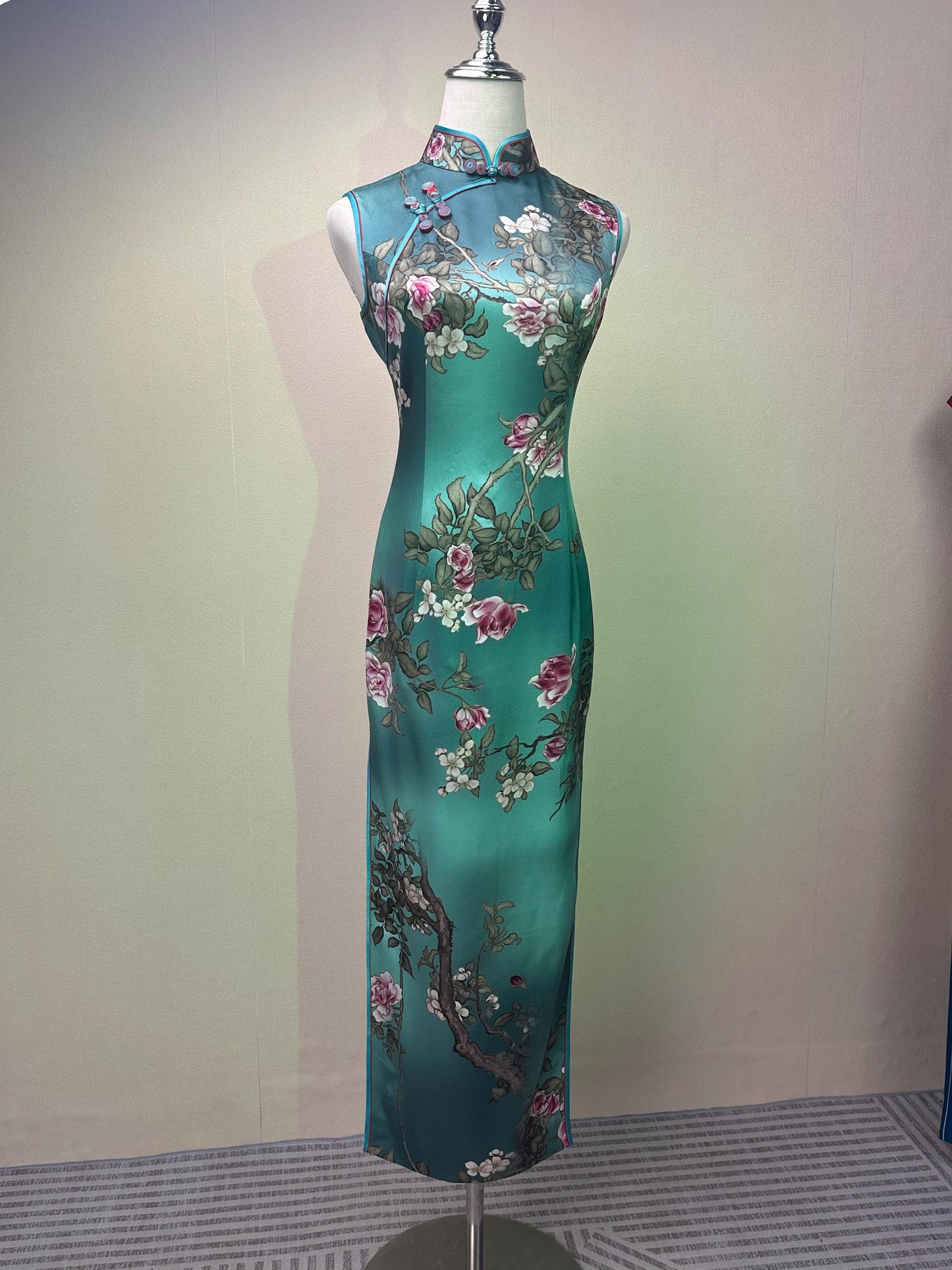 Elegante Vestido Cheongsam de Seda Lujo Verde, Vestido Chino Tradicional Floral para Ceremonia de Té, Regalo Perfecto para Ella