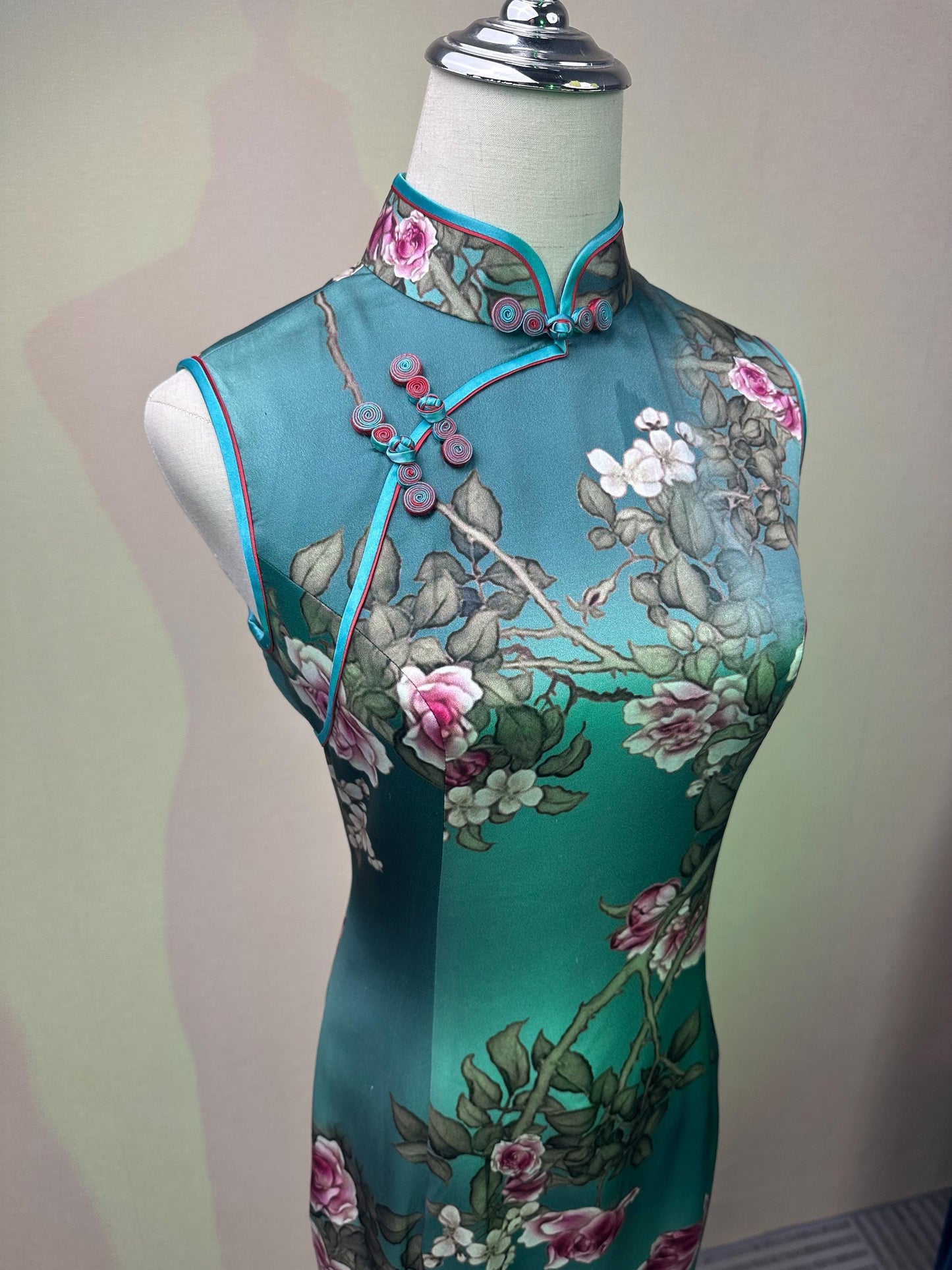 Elegante Vestido Cheongsam de Seda Lujo Verde, Vestido Chino Tradicional Floral para Ceremonia de Té, Regalo Perfecto para Ella