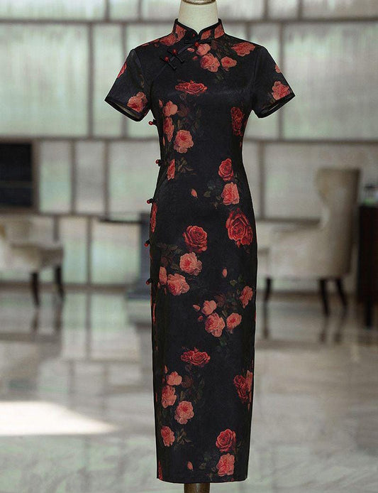 Qipao chino, cheongsam vintage, vestido oriental, satén negro, flores rojas, elegante, tradicional, boda, fiesta, vestido largo.