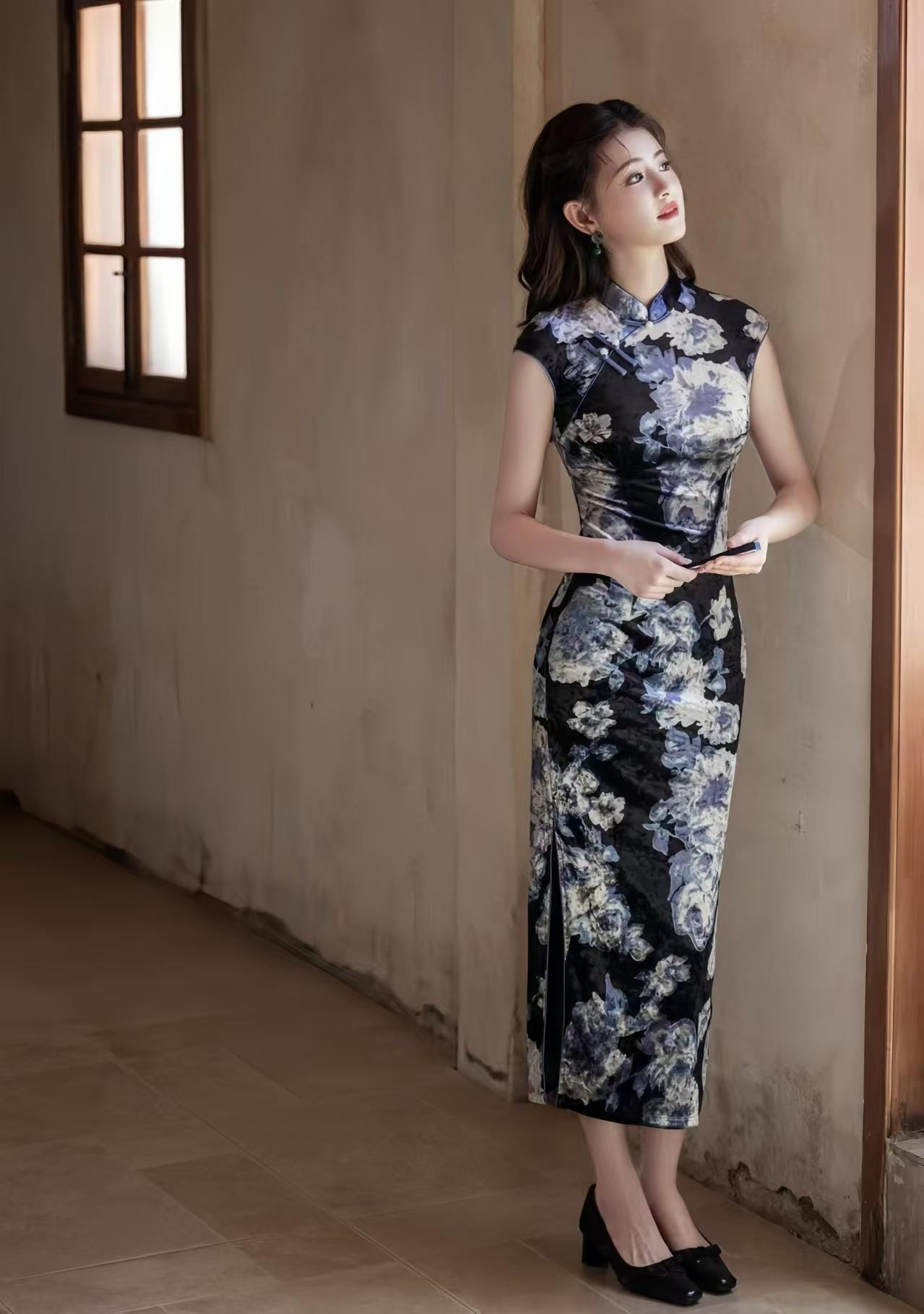 Chic autumn floral velvet qipao, Asian fusion cheongsam dress, Elegant black and blue qipao skirt, Silky qipao for autumn parties