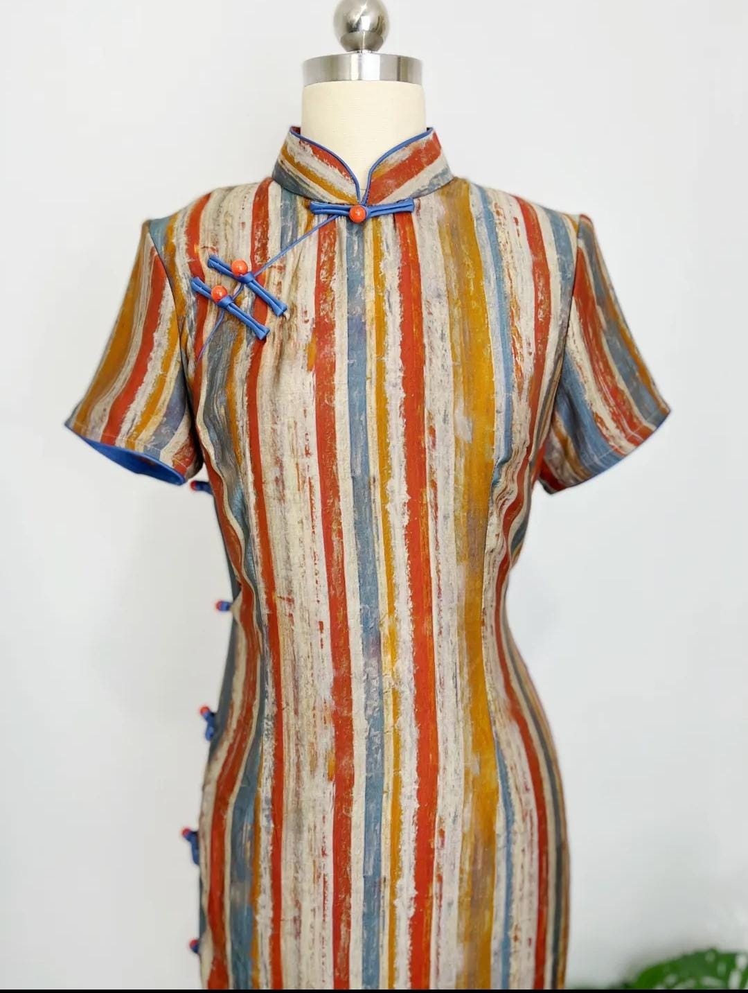 Qipao de Verano – Vestido Cheongsam Rayado de Seda Yun | Estilo Artístico Tipo Pintura al Óleo | Elegancia China para Mujer