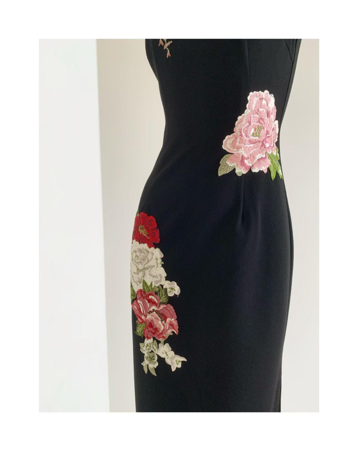 Vestido Qipao Bordado Negro– Vestido Cheongsam Elegante sin Mangas – Moda Oriental Clásica – Vestido Negro Chino – Ceremonia de Té & Eventos