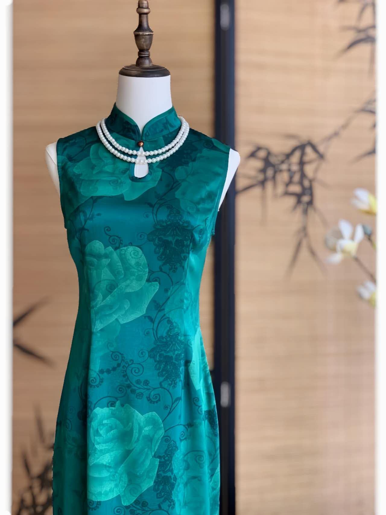 Vestido Qipao Verde Azulado Floral – Vestido Cheongsam Chino sin Mangas – Moda Oriental Tradicional – Vestido para Ceremonia de Té & Bodas