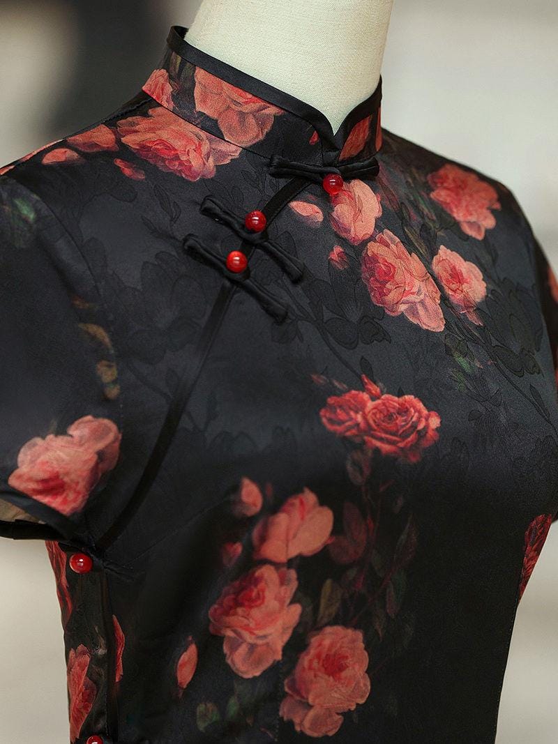 Qipao chino, cheongsam vintage, vestido oriental, satén negro, flores rojas, elegante, tradicional, boda, fiesta, vestido largo.