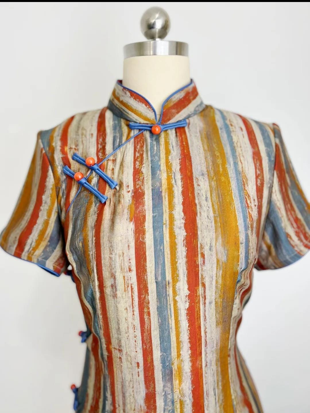 Qipao de Verano – Vestido Cheongsam Rayado de Seda Yun | Estilo Artístico Tipo Pintura al Óleo | Elegancia China para Mujer