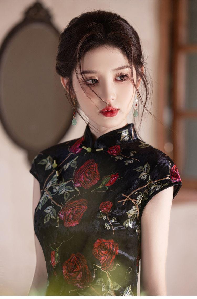 Elegante Vestido Qipao de Terciopelo Negro，Cheongsam Bordado Floral para Fiesta, Boda y Noche，ideal regalo para pareja