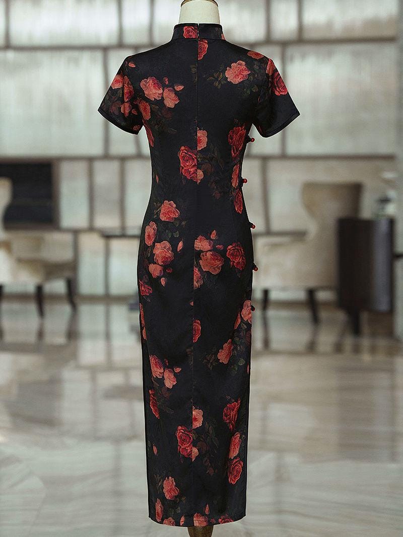 Qipao chino, cheongsam vintage, vestido oriental, satén negro, flores rojas, elegante, tradicional, boda, fiesta, vestido largo.