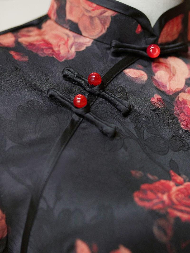 Qipao chino, cheongsam vintage, vestido oriental, satén negro, flores rojas, elegante, tradicional, boda, fiesta, vestido largo.