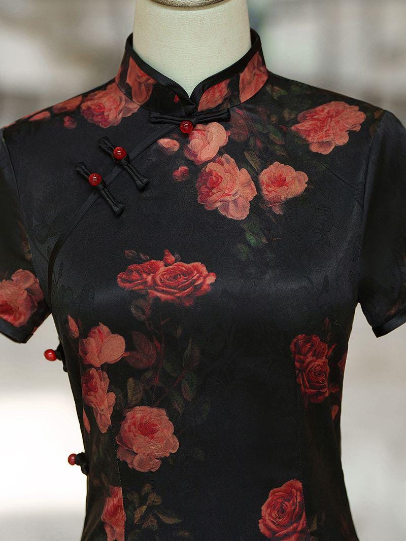 Qipao chino, cheongsam vintage, vestido oriental, satén negro, flores rojas, elegante, tradicional, boda, fiesta, vestido largo.