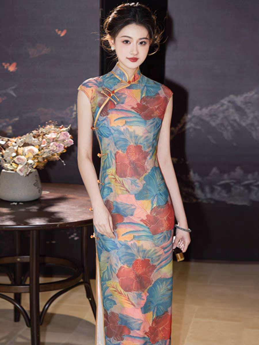 Celebración de verano Qipao que levanta el ánimo，Cheongsam floral brillante，Enérgico vestido oriental en la tendencia de moda Dopamine