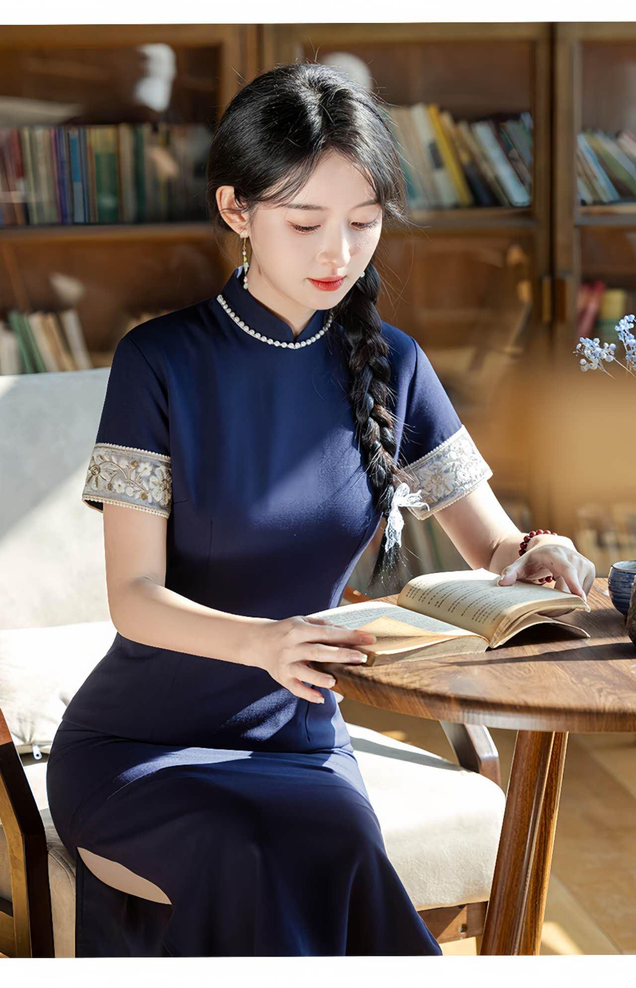 Cheongsam de lino azul - Cheongsam minimalista azul marino - Qipao de lino Tencel sostenible con puños bordados - Regalo chic para ella