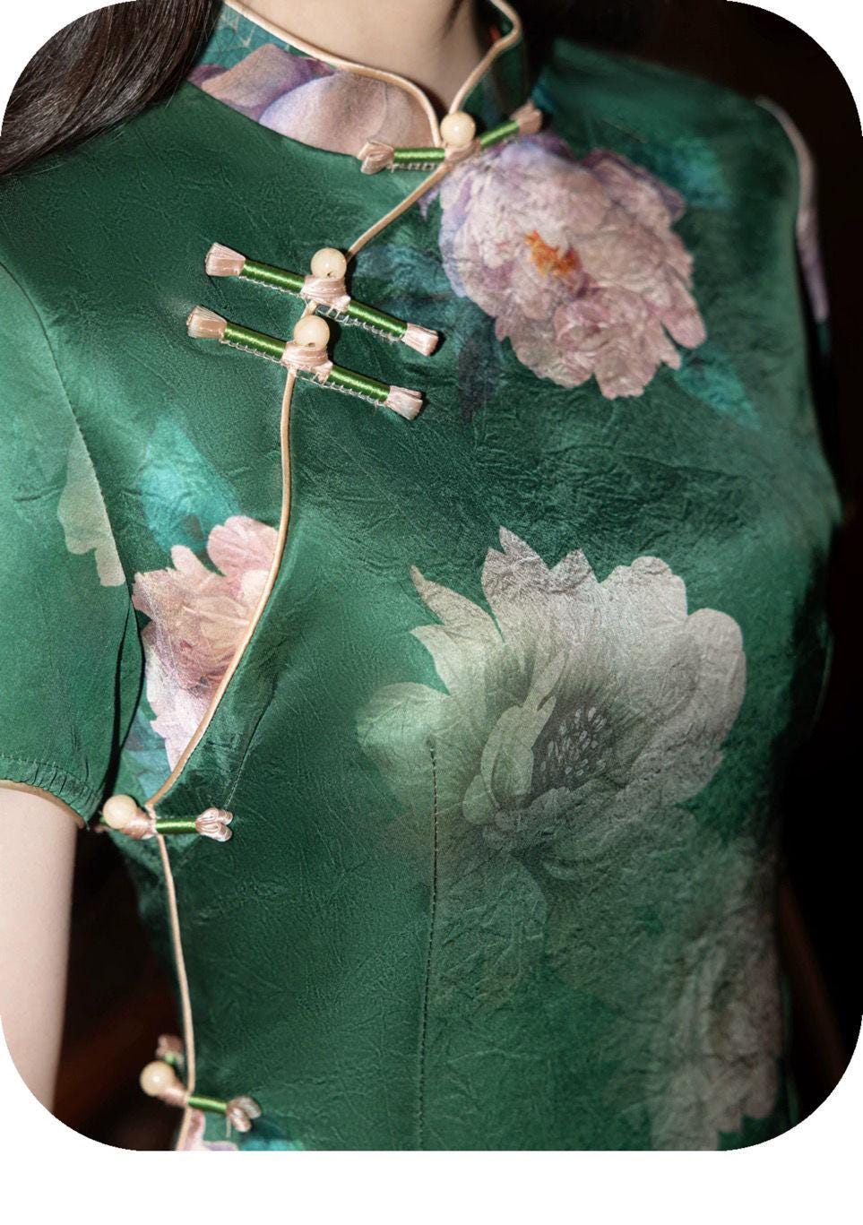 Qipao de raso verde, Elegante Cheongsam floral, Vestido chino vintage, Vestido verde oscuro, Traje de novia asiático, Ceremonia del Té