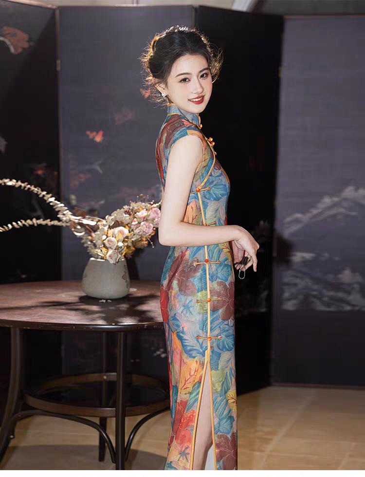 Celebración de verano Qipao que levanta el ánimo，Cheongsam floral brillante，Enérgico vestido oriental en la tendencia de moda Dopamine