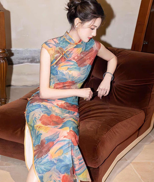 Celebración de verano Qipao que levanta el ánimo，Cheongsam floral brillante，Enérgico vestido oriental en la tendencia de moda Dopamine
