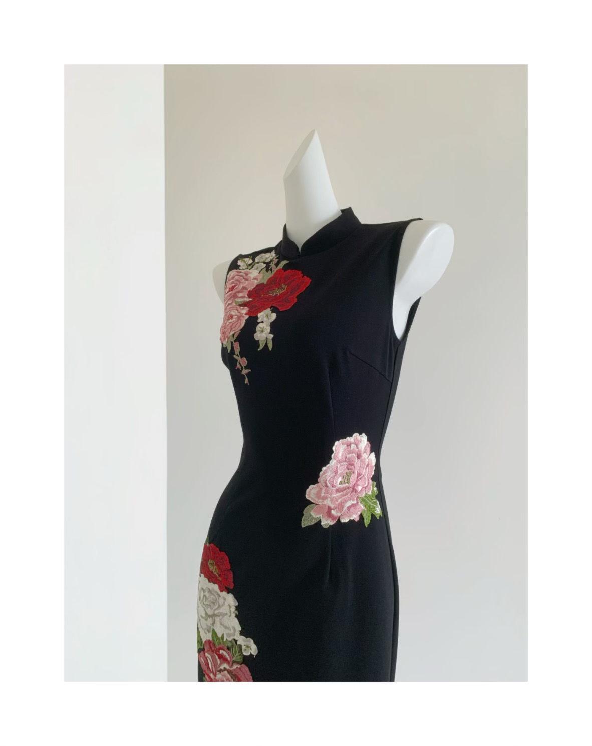 Vestido Qipao Bordado Negro– Vestido Cheongsam Elegante sin Mangas – Moda Oriental Clásica – Vestido Negro Chino – Ceremonia de Té & Eventos