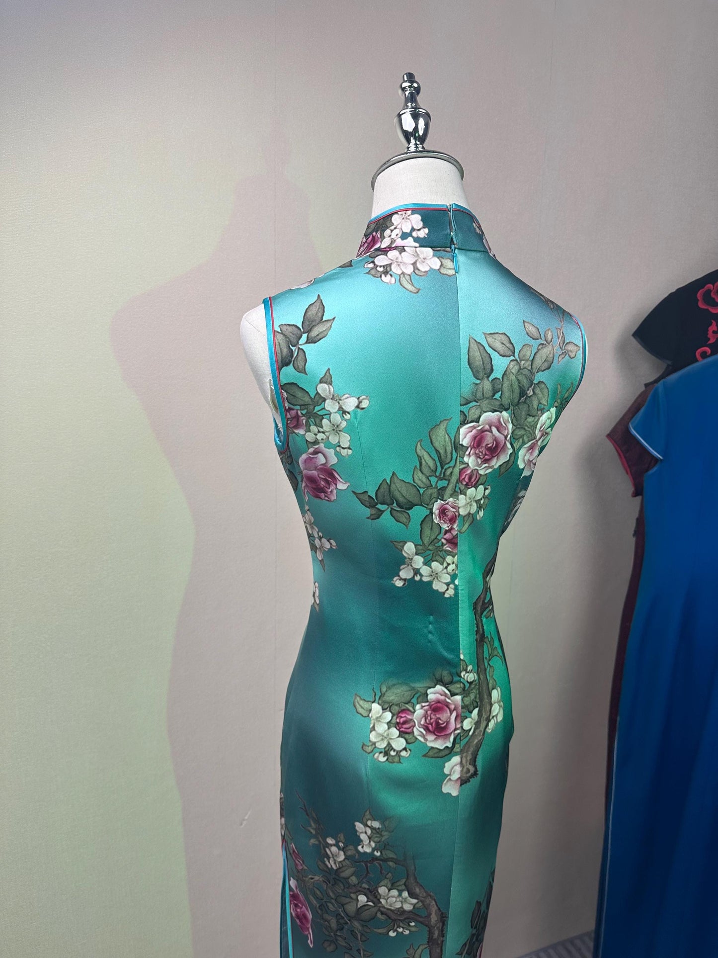 Elegante Vestido Cheongsam de Seda Lujo Verde, Vestido Chino Tradicional Floral para Ceremonia de Té, Regalo Perfecto para Ella