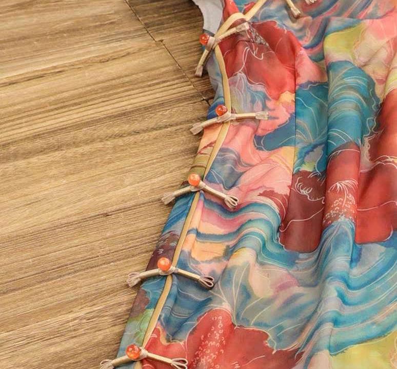 Celebración de verano Qipao que levanta el ánimo，Cheongsam floral brillante，Enérgico vestido oriental en la tendencia de moda Dopamine
