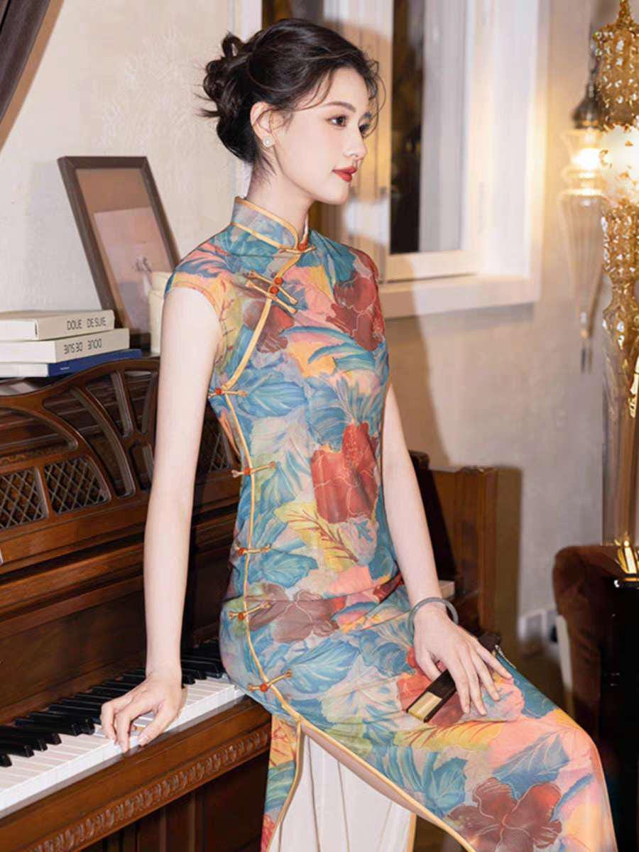 Celebración de verano Qipao que levanta el ánimo，Cheongsam floral brillante，Enérgico vestido oriental en la tendencia de moda Dopamine