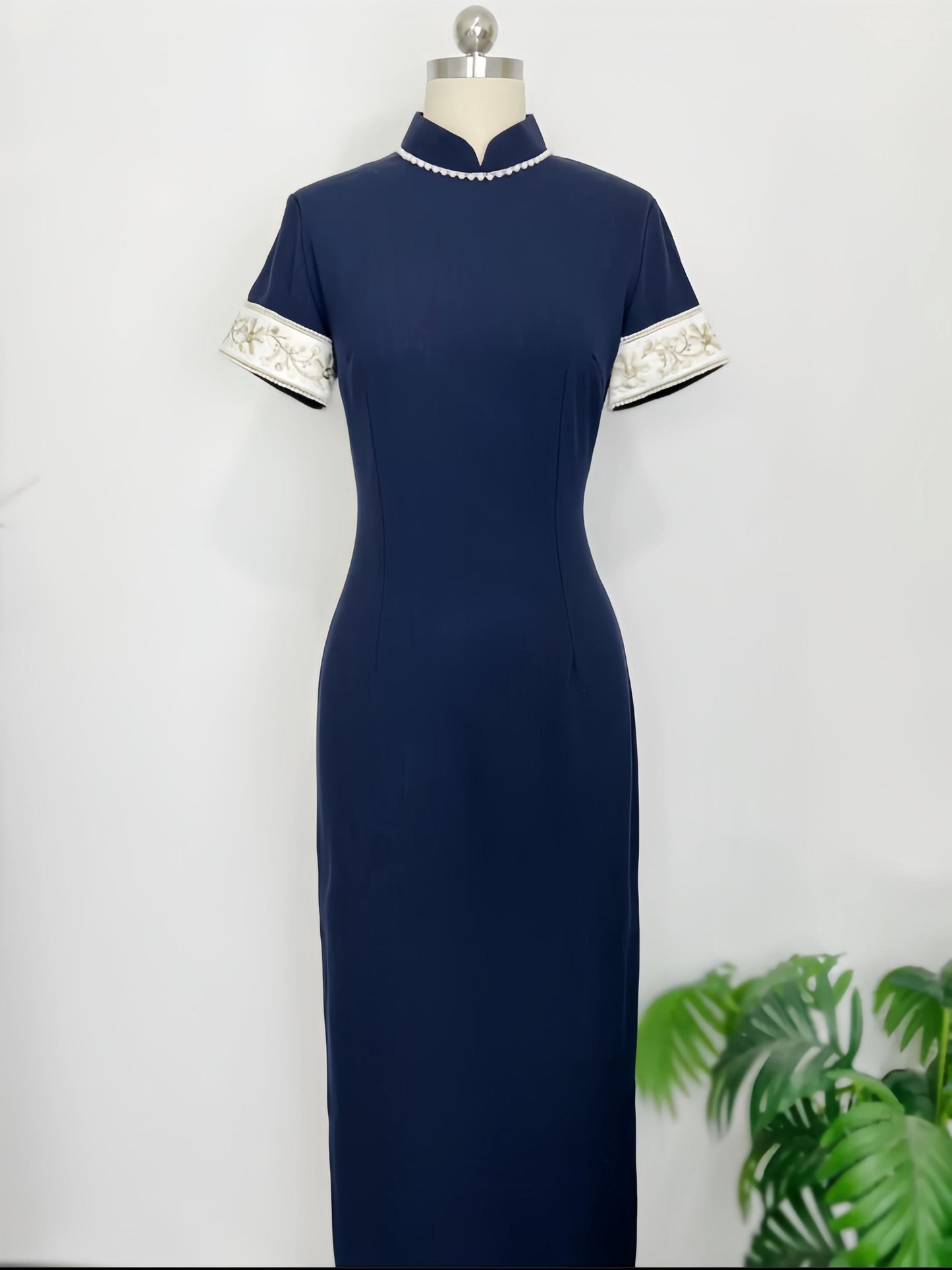 Cheongsam de lino azul - Cheongsam minimalista azul marino - Qipao de lino Tencel sostenible con puños bordados - Regalo chic para ella