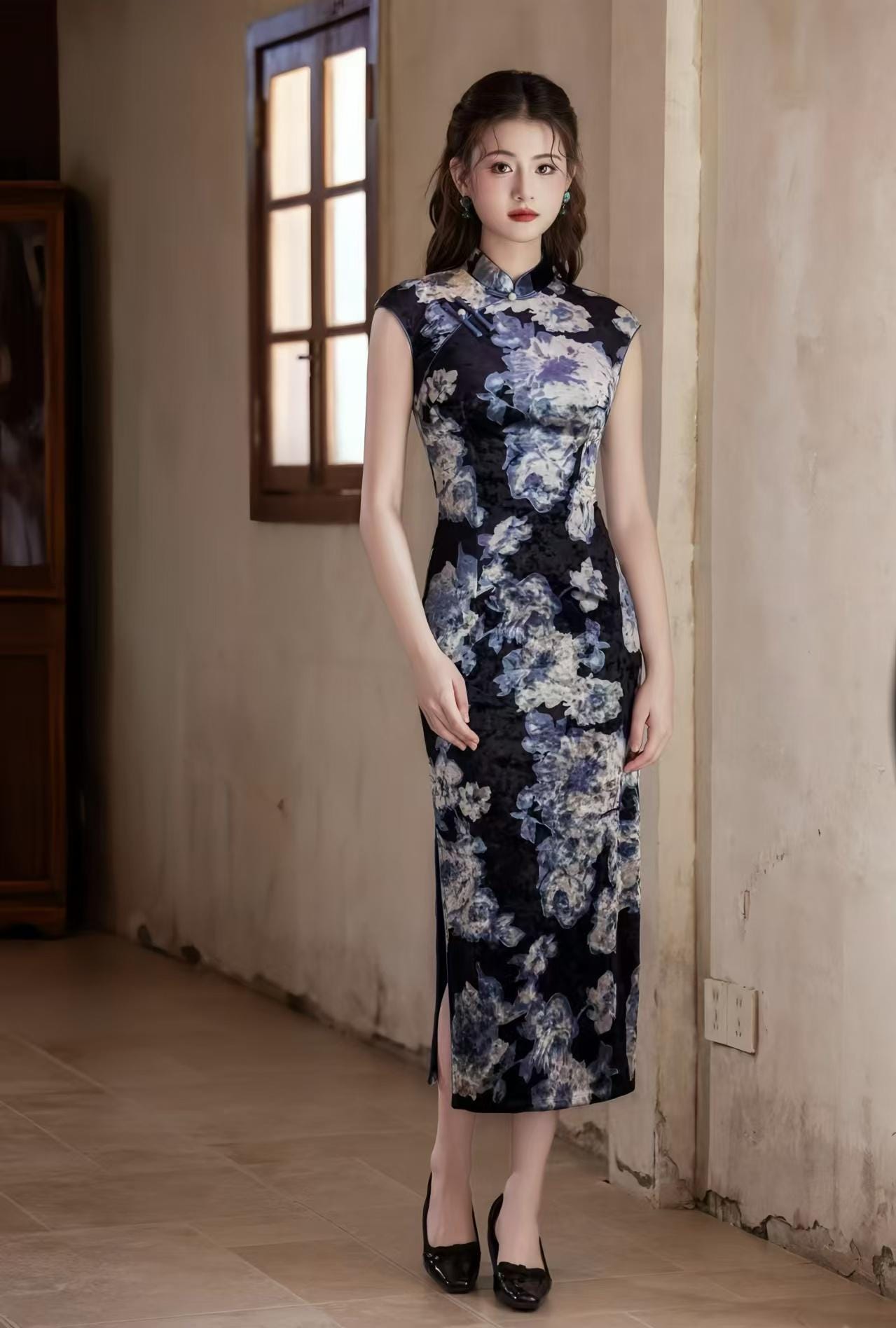 Chic autumn floral velvet qipao, Asian fusion cheongsam dress, Elegant black and blue qipao skirt, Silky qipao for autumn parties