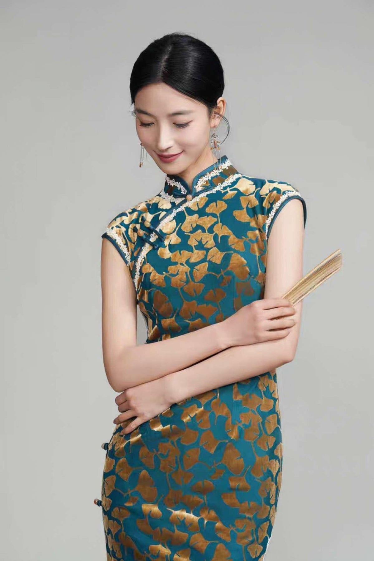 Women's Green Floral Velvet Qipao Cheongsam Dress – Embroidered – additional product view