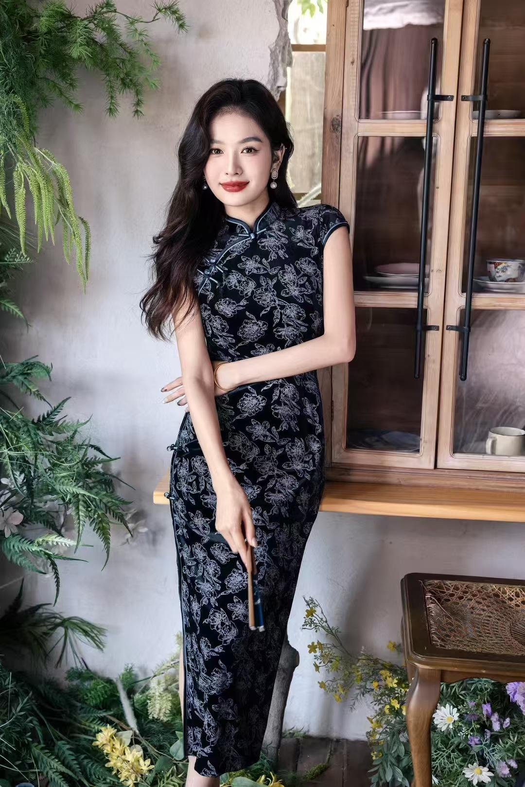 Women's Black Floral Velvet Qipao Cheongsam Dress – Long – additional product view