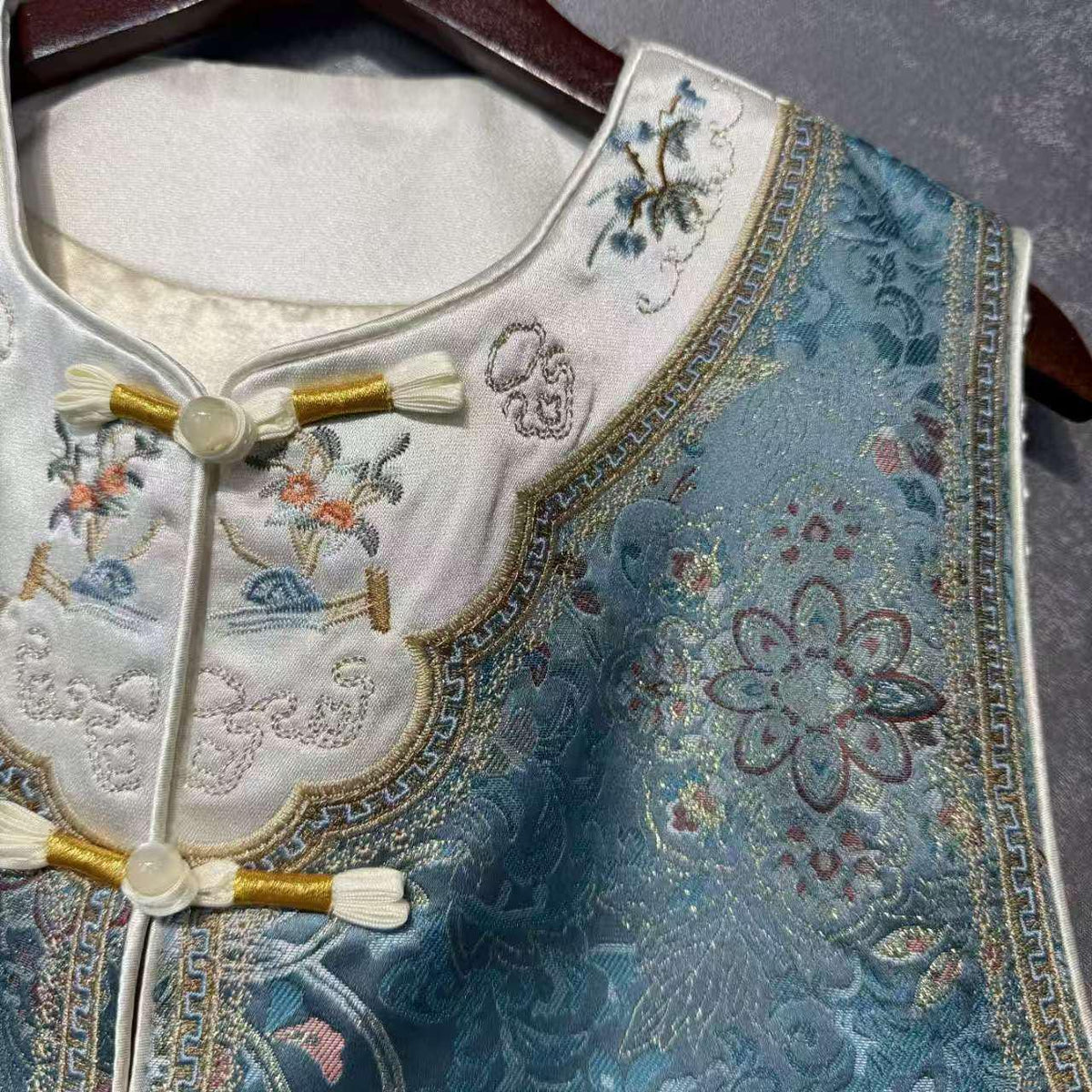 Women's Embroidered Silk Chinese Tang Jacket – additional product view