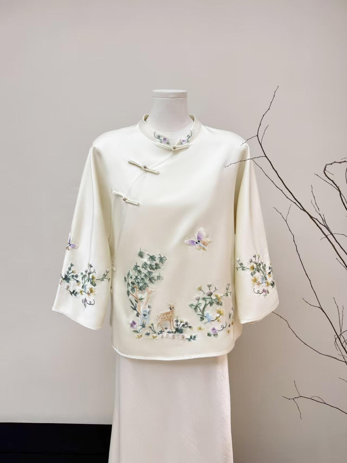 Women's Embroidered Chinese Style Blouse – Deer – additional product view